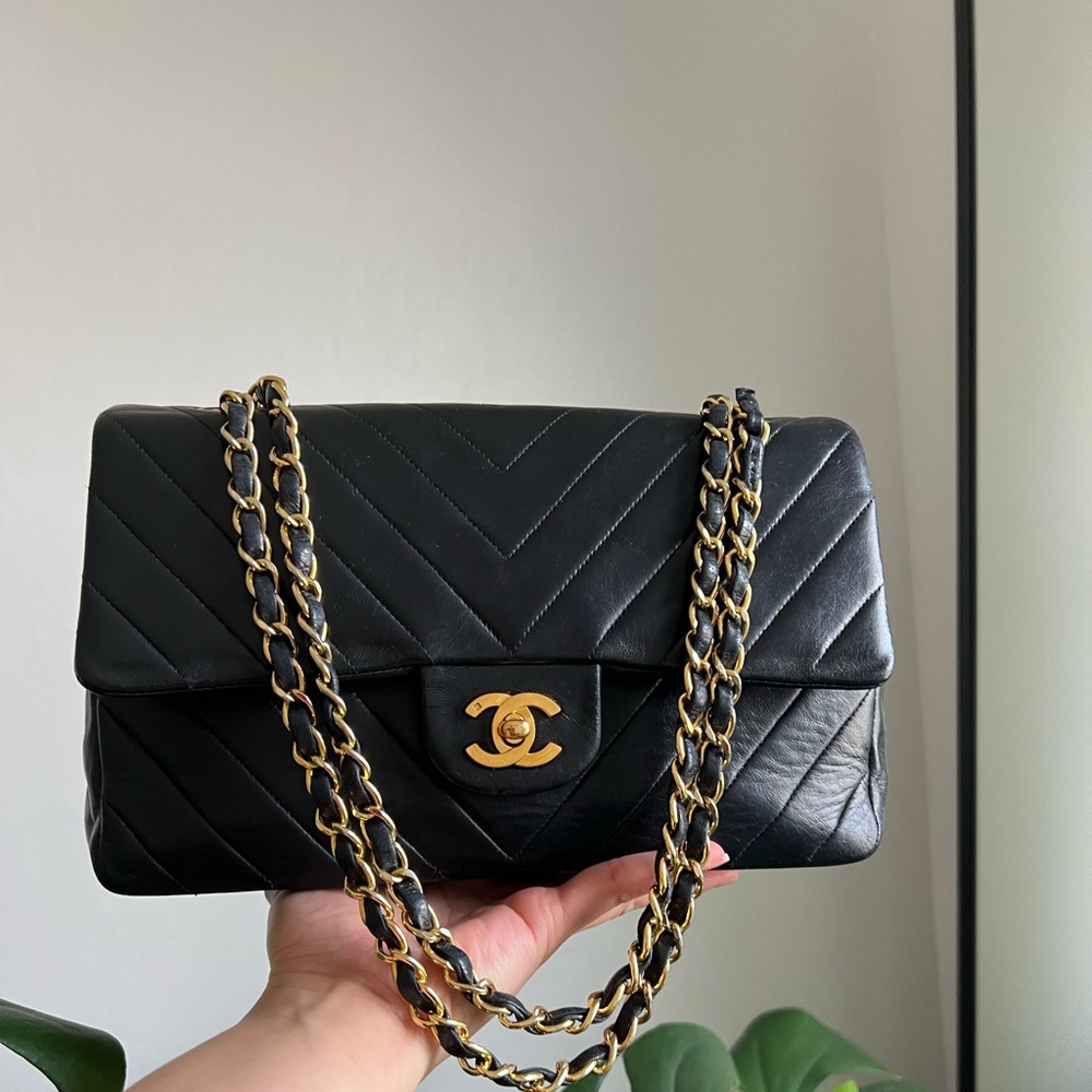 ❌SOLD❌Vintage Chanel chevron flap. Medium size